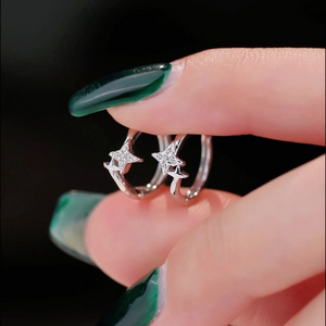 Zierliche Stern-Huggie-Creolen