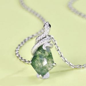 Halskette mit Schlangenanhänger aus grünem Moosachat