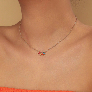 Halskette mit Anhänger in Form eines bunten Blattclusters