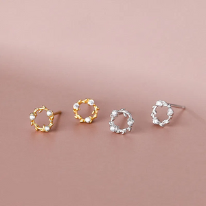 Boucles d'oreilles puces en forme de couronne de fleurs minuscules