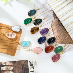 Collana con pendente in pietra grezza di cristallo naturale