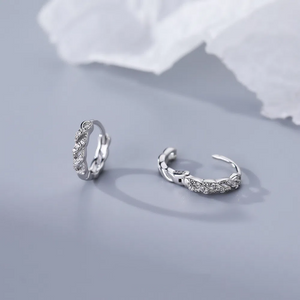 Zarte, spiralförmig gedrehte Creolen