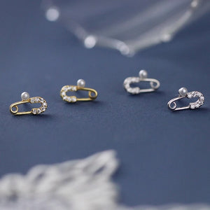 Orecchini a perno con perla e spilla di sicurezza piccola