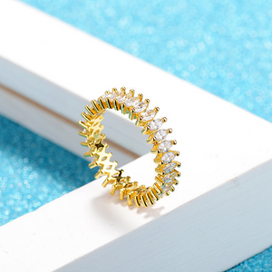 Zarter goldener Ewigkeitsring im Marquise-Schliff