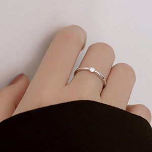 Bague empilable minimaliste à pierre unique