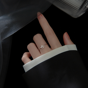 Anello impilabile a forma di V con perla d'oro