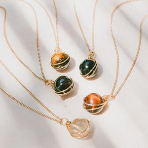 Collana con pendente sfera in pietra di cristallo naturale