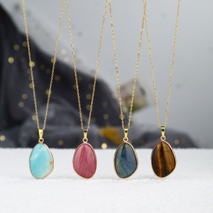 Collana con pendente in pietra grezza di cristallo naturale