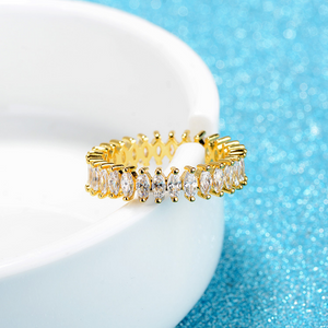 Zarter goldener Ewigkeitsring im Marquise-Schliff