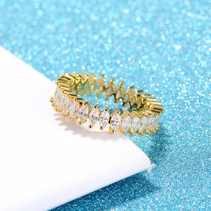 Zarter goldener Ewigkeitsring im Marquise-Schliff