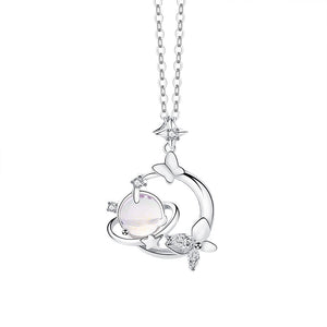 Collier avec pendentif papillon et étoile de la planète Saturne