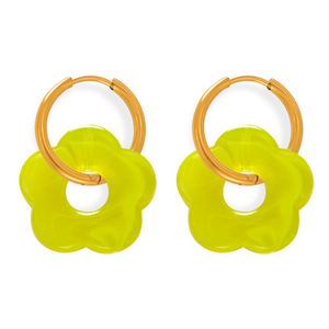 Orecchini a cerchio con fiori colorati in resina