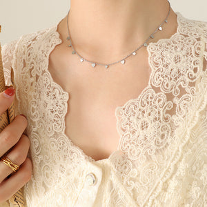 Collier ras du cou délicat à breloques multiples