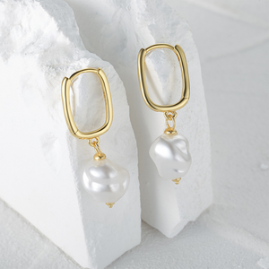 Orecchini a cerchio a forma di U con perle barocche delicate