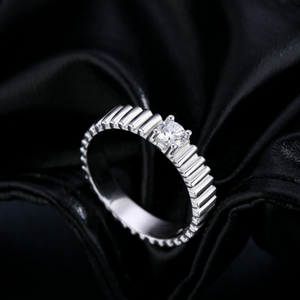 Bague de fiançailles solitaire ronde en moissanite