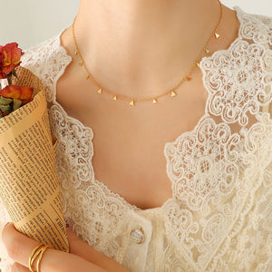 Collier ras du cou délicat à breloques multiples