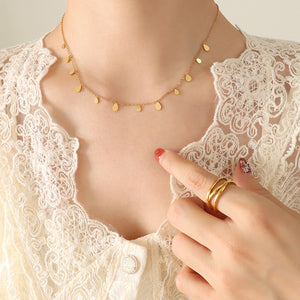 Collier ras du cou délicat à breloques multiples