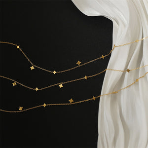 Collana con ciondolo stella d'oro e stazione per sovrapposizione