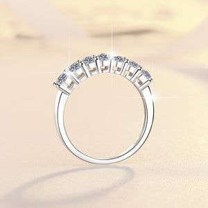 Alliance en moissanite sept pierres