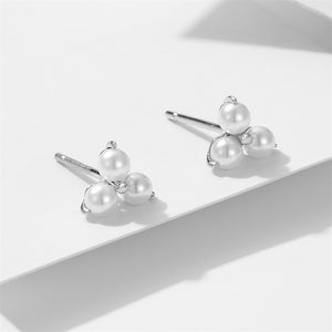 Petites boucles d'oreilles puces de mariage à trois perles