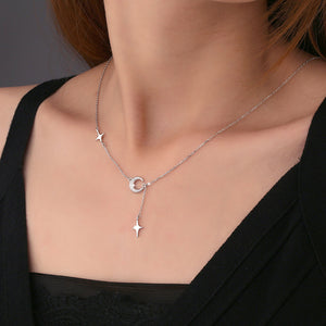 Collana con ciondolo delicato a forma di luna e stella pendente