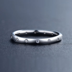 Bague fine empilable sertie d'un cœur pavé