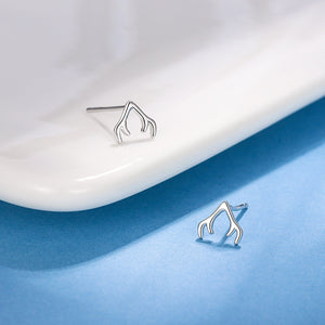 Winzige kleine Ohrstecker aus Hirschgeweihknorpel