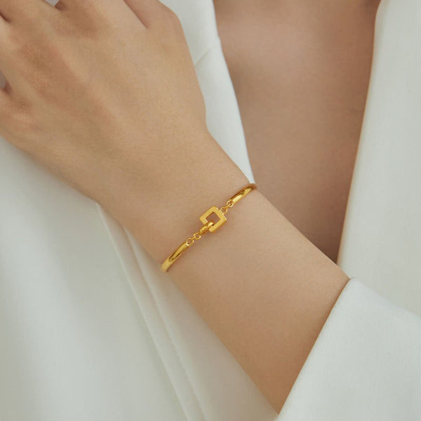 Gold Interlocking Charm Bracelet