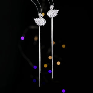 Orecchini a perno con piccolo cigno delicato