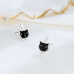 Winzige schwarze Emaille-Katzen-Ohrstecker