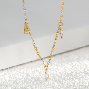 Collana con stazione scintillante delicata