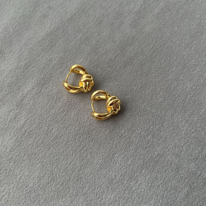 Boucles d'oreilles créoles Infinity Mobius Huggie