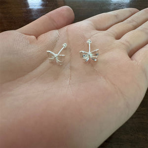 Orecchini a perno con chiusura a vite piccoli e minuscoli a forma di fiocco