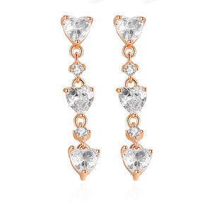 Herzförmige Ohrstecker mit dreifachem Anhänger
