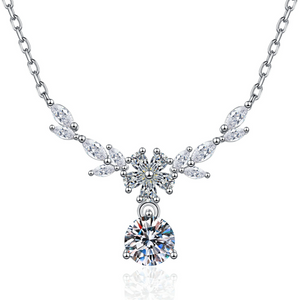 Collana con pendente a fiore multipetalo in moissanite