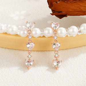 Herzförmige Ohrstecker mit dreifachem Anhänger