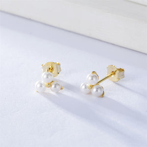 Petites boucles d'oreilles puces de mariage à trois perles