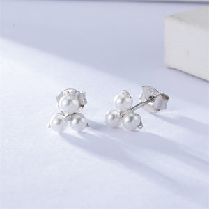 Petites boucles d'oreilles puces de mariage à trois perles