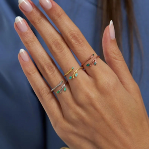 Anello a bypass impilabile con foglia di albero verde delicata