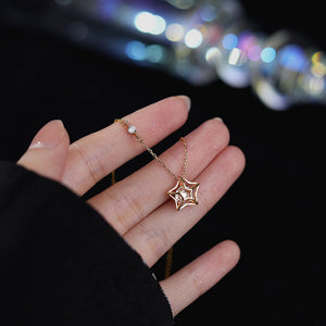 Collana con pendente a stella traforata delicata