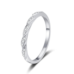 Bague fine empilable en moissanite éternité