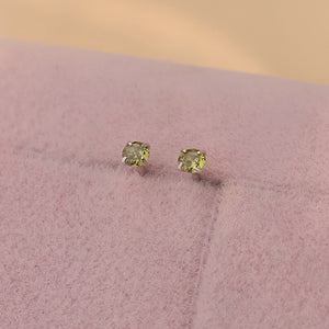 Winzige kleine farbige Edelstein-Ohrstecker