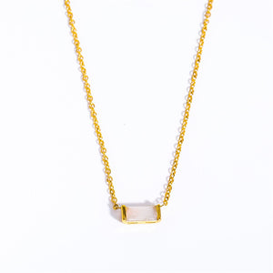 Collier avec pendentif en pierre de naissance taille baguette