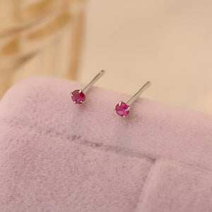 Winzige kleine farbige Edelstein-Ohrstecker