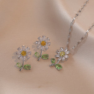Collana con ciondolo a fiore di pietra preziosa colorata