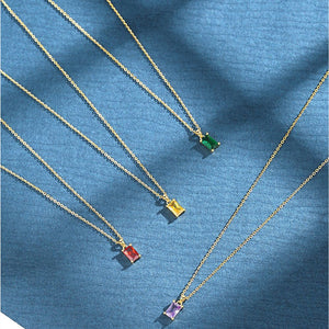 Halskette mit Geburtsstein-Anhänger im Baguetteschliff