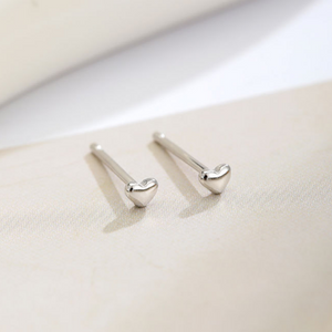 Winzige kleine Herz-Ohrstecker aus Knorpel