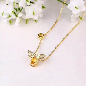 Collier délicat avec pendentif abeille en or