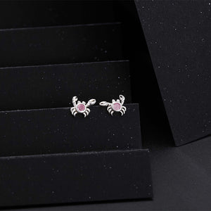 Winzige kleine rosa Krabben-Strand-Ohrstecker