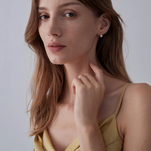 Kleine goldene Katzen-Perlen-Ohrstecker mit asymmetrischem Muster